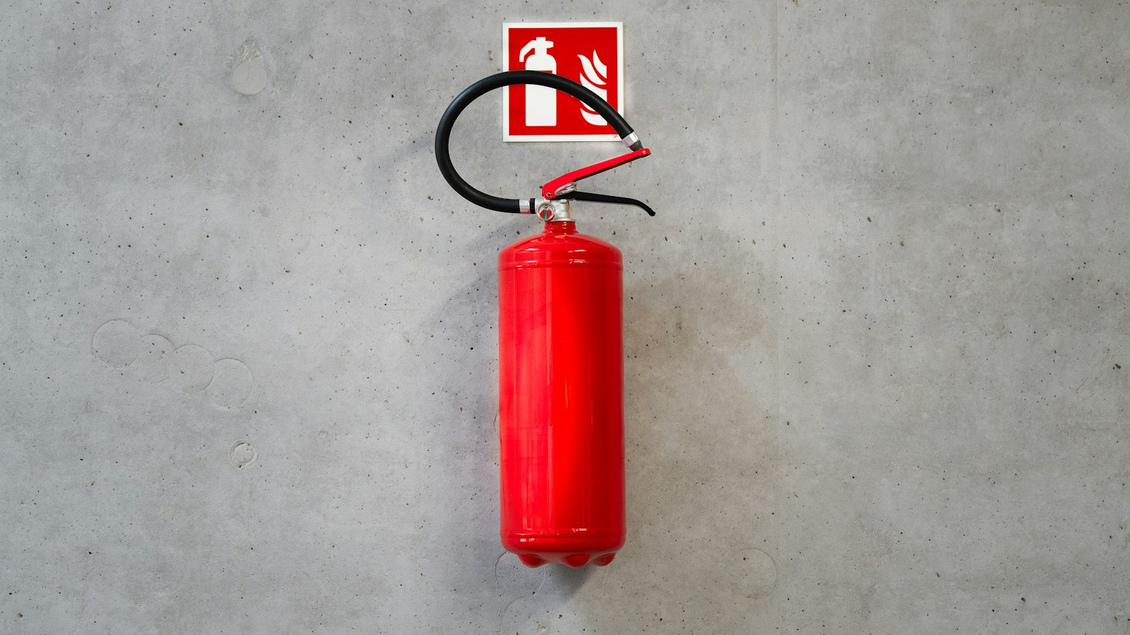 Clean Agent vs CO₂ vs Water Mist: Choosing a Suppression System for Industrial Risks